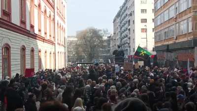 Naše drage bake i deke napušavaju predmetnu instituciju