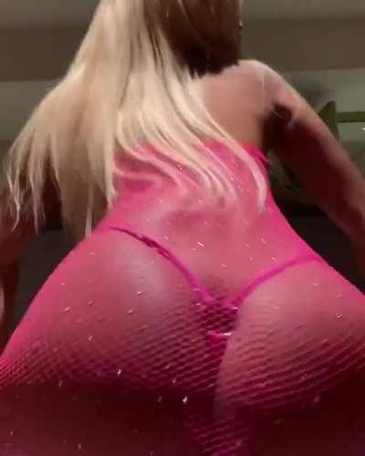 Edwina Shaking Ass 😫