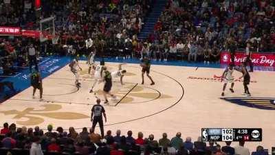 [Highlight] Brandon Ingram drops Desmond Bane with a quick move.