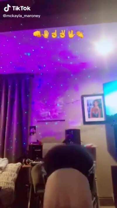 Former Olympic gymnast McKayla Maroney just posted this 🍑