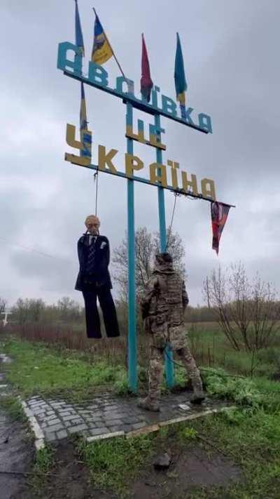  putin effigy given what he deserves.