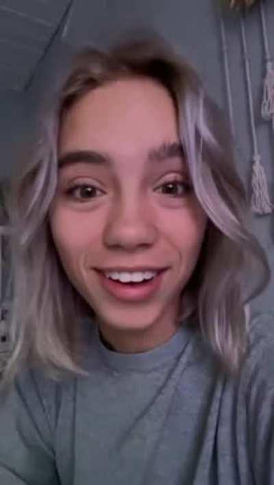 Wen oder was schaut sie sich an?