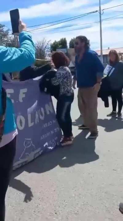 Médico de Tolhuin tuvo un ataque de bronca porque no lo dejaron pasar debido al paro de la CGT