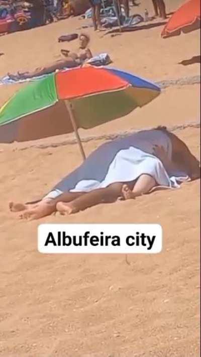 Albufeira - Jovem pratica atos sexuais com a sua mulher em plena praia.
