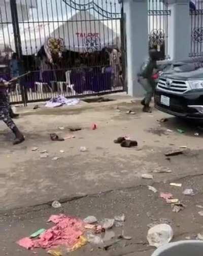 Police opening gunfire with live ammunition to combat protestors in Nigeria