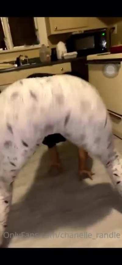 🍑 she can definitely shake that ass