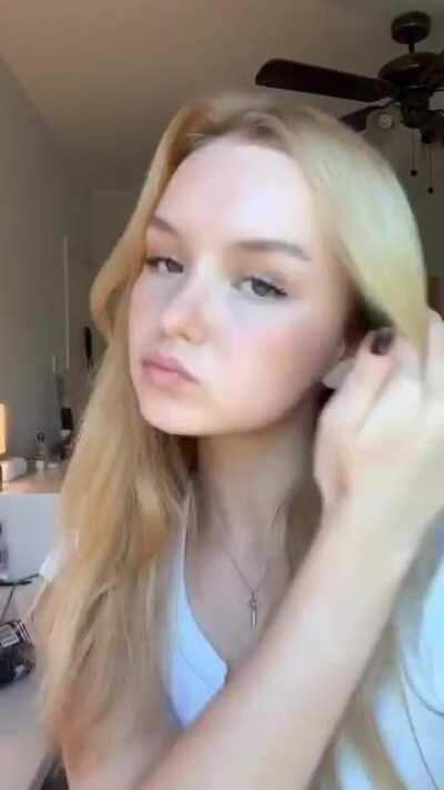 Dove Cameron doppelgänger