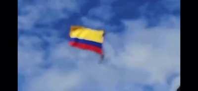 2 Colombian Air Force guys rope breaks as they’re doing a flag demonstration