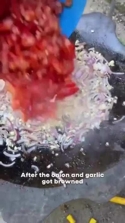 Cooking with Ukrainian defenders in the frontlines: Military shakshouka