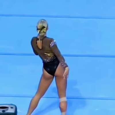 The hips of Cassie St. Clair 🤎💛🤍