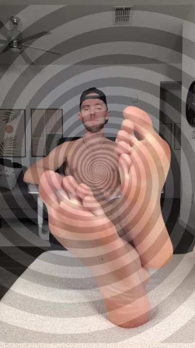 Get mindfucked by my size 11 feet. Full vid on OF ⬇️