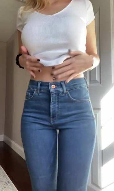 Can’t go wrong with a simple white top & blue jeans