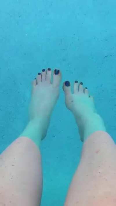 Toe wiggles underwater 💦💦
