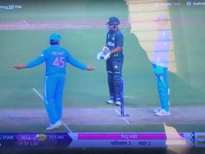 INDIA vs PAK - Why is the umpire signalling Review before the team decides to take it 