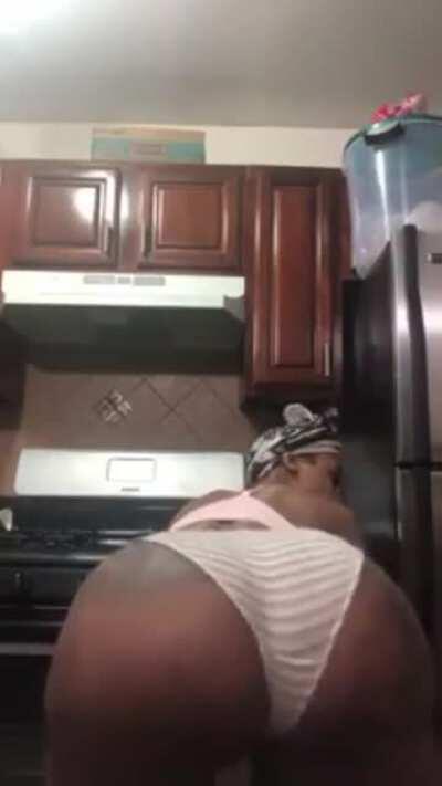 Her ass fat 😂💯