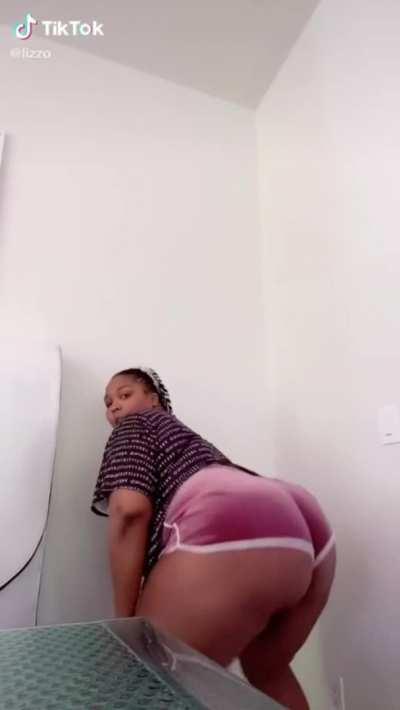 Lizzo twerkin that big booty