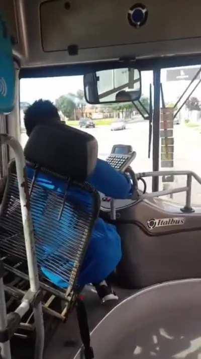 Así realiza su recorrido un bondiman de una empresa de transporte de Junin