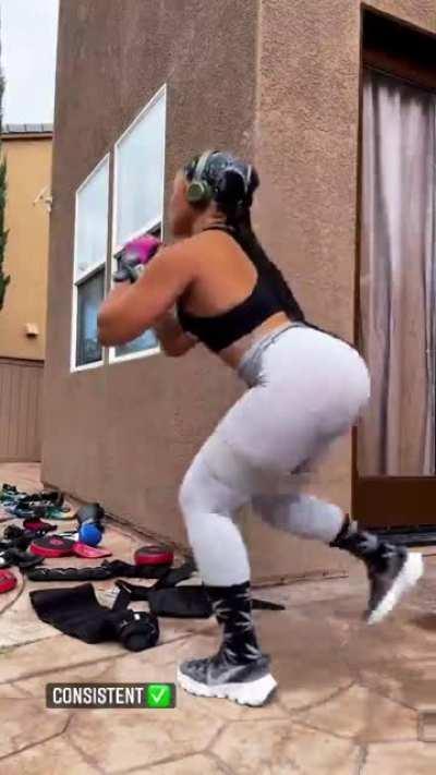 🏋🏽‍♀️🐫🍯