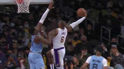 [Highlight] LeBron runs the length of the court and puts Jaren Jackson Jr. on a poster