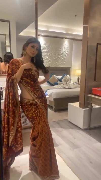 Mouni Roy 