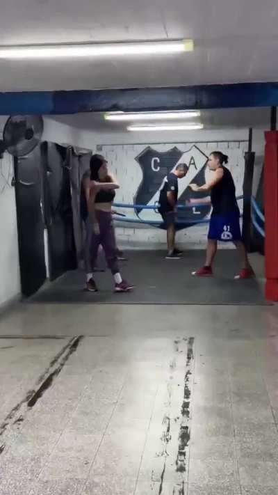 Enfrente de la cárcel de devoto hay un tipo que enseña esgrima tumbero