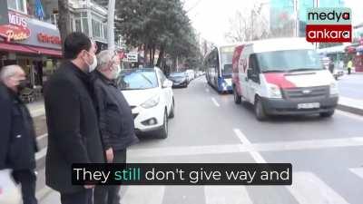 Most civilized turkish pedestrian crossing