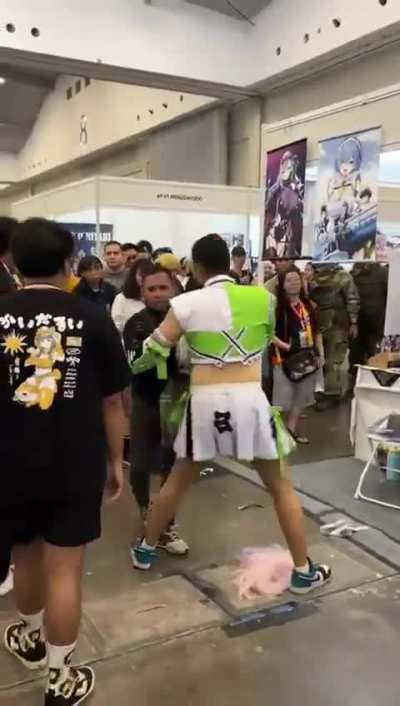 Crossdresser fought a pickpocket in an Indonesian vtuber convention