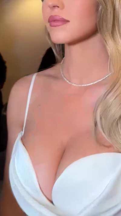 Sydney Sweeney's weapons grade Cleavage (Upscaled & slowed down)