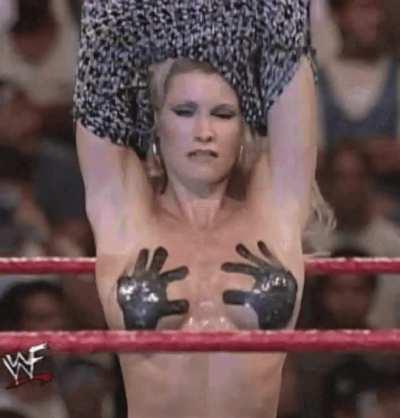 Sable showing off her goods 😍