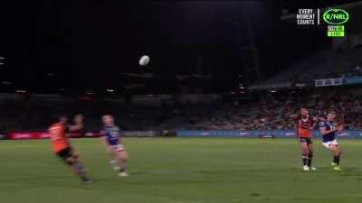 Reece Walsh pinpoint floating pass