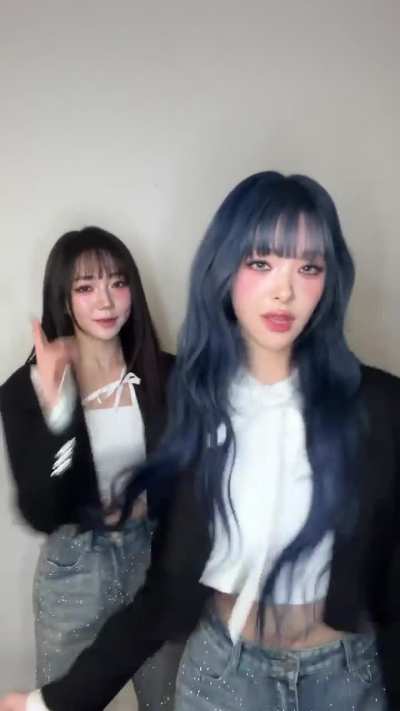 251223 tripleS : TikTok Update with Lynn and ShiOn - 🖤👉👈💙