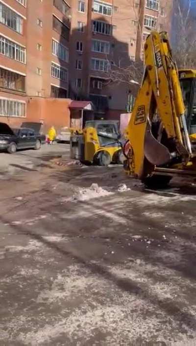 Трактор-папа учит тракторят убирать снег