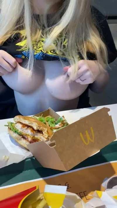 I love risky flashes in public [GIF]