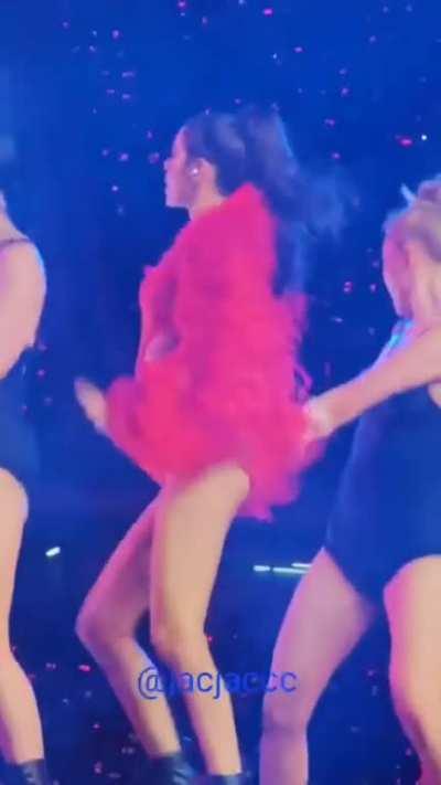 Lisa's ass needs a pounding 🍑