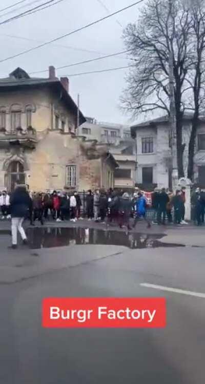 Rrodditori la coada la burgeri moka