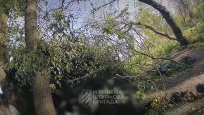 Ukrainian soldiers loses his comrade in close quarters combat 