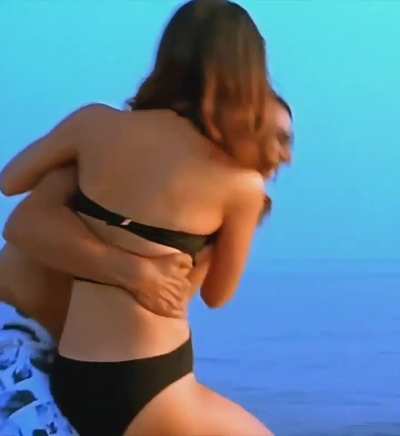 Akki lifted Bebo's entire milky body with just one hand 💪🏻👙