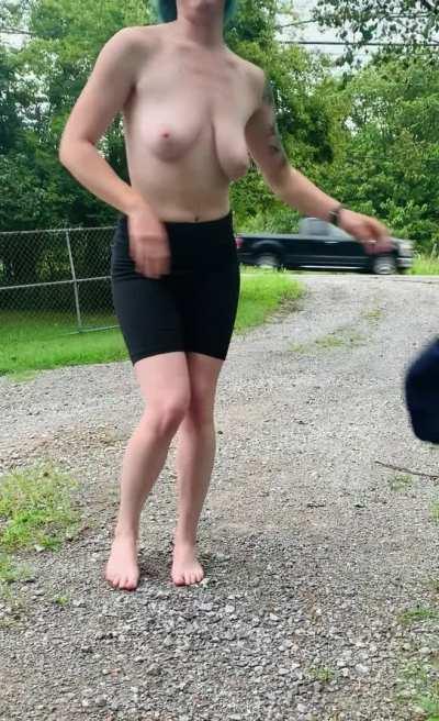 A quick show for the passerbys 🤪 [GIF]