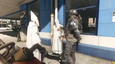 mi abuelo tenia el mismo casco de electricista que tiene ese señor