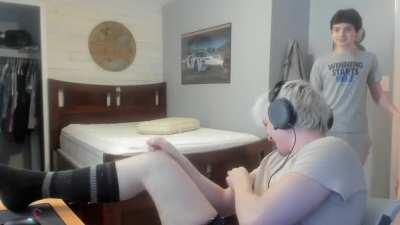 Am I the only who think that this (and he) is super cute?