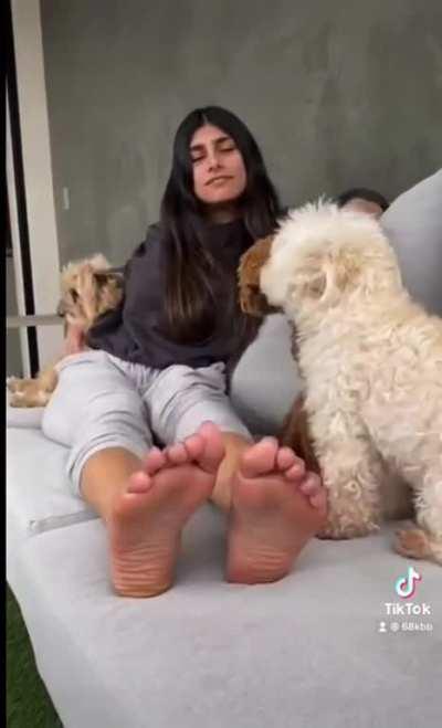 Mia Khalifa soles and toes