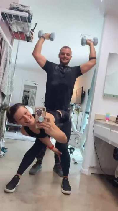 Don’t you break form 😝 [F] [M]