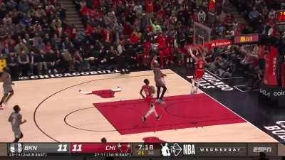 [Highlight] Lonzo Ball lobs it up to Zach Lavine for the slam!