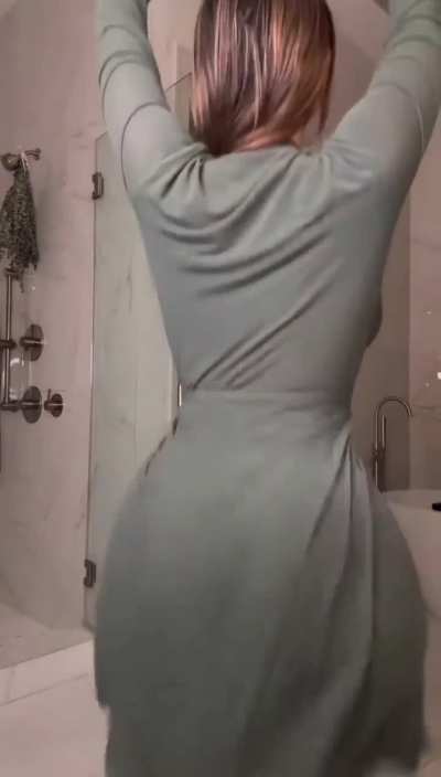 Sexy women claps until you cum on her ass