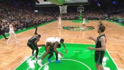 [Highlight] Jaylen Brown gets inadvertently kicked in the groin by Mobley