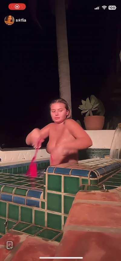 [crosspost] Sofia Jamora tiktok live flash (kinda fits this sub?)