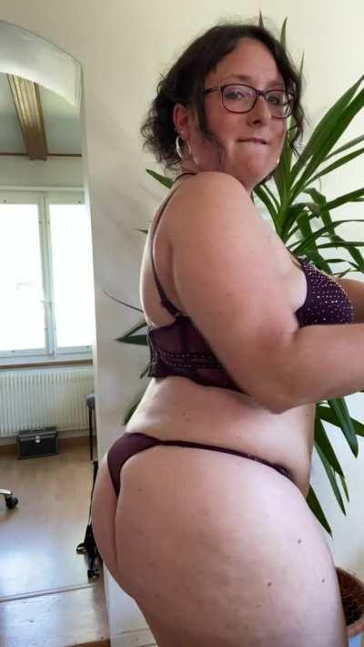 40 year old sexy milf ready to help to you live out your fantasies