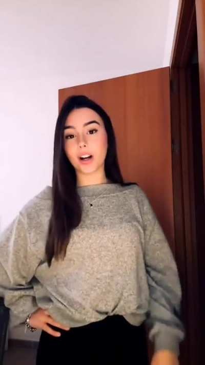 Ella es.: MARTINA, influencer. 2025.