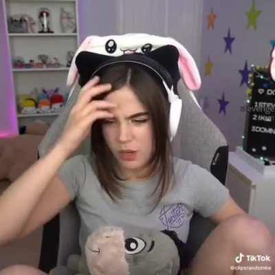 Staryuuki se abre de piernas 🤤