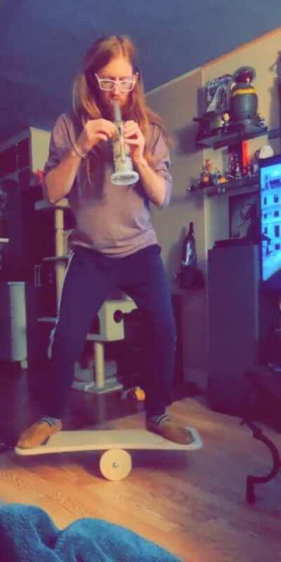 Happy New year everyone! Here's a video of me hitting the bong on my balance board. 😂😁